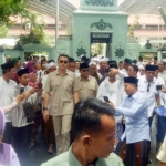 Prabowo Subianto sebelum sholat Jumat di Masjid Ampel, Surabaya. foto: ist