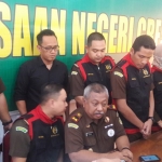 Kajari Gresik Pandoe Pramoekartika didampingi para Kasi saat jumpa pers usai melakukan penggeledahan kantor Dinkes, 6 Agustus lalu. foto: SYUHUD/ BANGSAONLINE