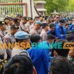 PC PMII Pamekasan saat menggelar demo di kantor bupati. Foto: DIMAS MAULANA SUGIANTO/BANGSAONLINE