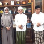 Prof. Dr. KH. Asep Saifuddin Chalim, M.A., dan Bupati Banyuwangi Ipuk Fiestiandani foto bersama di Pondok Pesantren Amanatul Ummah Pacet Mojkerto, Selasa (18/5/2021) malam. foto: ist