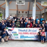 Relawan Yuhronur Efendi foto bersama depan Balai Desa Windu.