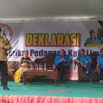 Ketua AKD Jombang, Warsubi, saat dinobatkan menjadi pembina serikat pedagang kaki lima atau Spekal.