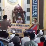 Petugas Lantas Polres Lamongan saat sosialisasi tertib berlalu lintas di Masjid Al Busro. 