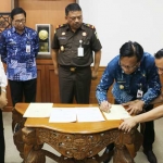 Bupati Sambari dan Kajari Gresik saat penandatanganan MoU. foto: SYUHUD/ BANGSAONLINE