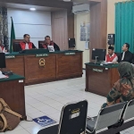 Suasana sidang kasus pencurian besi trotoar milik DPUPR-PRKP di PN Tuban, Kamis (11/7/2024). Foto: ACHMAD CHOIRUDIN/ BANGSAONLINE