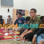 Koordinator ARPL Kediri, Ari Purnomo Adi (kiri), dan Kamid (nomor 4 dari kiri) saat diskusi terkait rusaknya hutan Wilis dan ODGJ. Foto: MUJI HARJITA/BANGSAONLINE