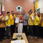 Pasangan Calon Bupati dan Wakil Bupati Lumajang, Indah Amperwati dan Yudha Adji Kusumaenwrima, saat menerima rekom dari Partai Golkar.