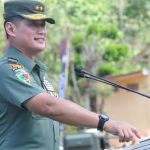 Mayjen TNI Tri Yuniarto Panglima Divisi 2 Kostrad saat menekan sirine tanda ditutupnya TMMD ke-106 di Desa Kedungsalam, Kec. Donomulyo, Malang.