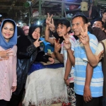 Wali Kota Surabaya Tri Rismaharini bersama Pasangan Calon Gubernur Saifullah Yusuf (Gus Ipul) dan Wakil Gubernur Puti Guntur Soekarno (Mbak Puti) melakukan sahur bareng dengan ratusan Sahabat Gusti Surabaya .