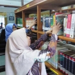 Pengunjung saat sedang mencari buku.