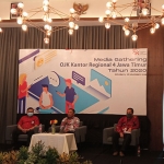 Dari kiri: Deputi Direktur Pengawasan Lembaga Jasa Keuangan (LJK) 4 dan Perizinan Otoritas Jasa Keuangan (OJK) Regional 4 Jatim Moh. Eka Gonda Sukmana, Kepala OJK Regional 4 Jawa Timur Bambang Mukti Riyadi, dan Deputi Direktur Pengawasan LJK 1 Budi Susetio. (foto: ist)