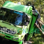 Truk Hino yang terperosok ke parit di jalur Ngantang, Kediri-Batu.