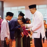 Sekdakab Kediri, Mohamad Solikin, saat menyerahkan santunan kepada yatim. Foto: Ist