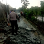 Tembok Balai Benih Ikan (BBI) milik Pemkot Blitar di Jalan Akasia Kelurahan Rembang, Kecamatan Sananwetan, Kota Blitar yang roboh. (foto: ist)