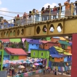 Salah satu spot untuk melakukan foto lainnya adalah jembatan kaca yang menghubungkan antara Kampung Tridi dan Kampung Warna-warni di Jodipan.