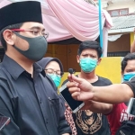 Teno saat diwawancarai wartawan usai melakukan pencoblosan.