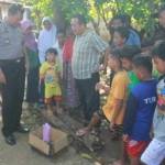 Kapolsek Semanding, AKP Desis Susilo, saat memeriksa kondisi jasad bayi. foto: suwandi/ BANGSAONLINE