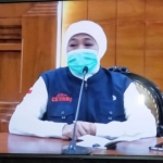 Gubernur Jatim, Khofifah Indar Parawansa memberikan keterangan pers. 