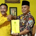 Ayik Suhaya berjabatan tangan dengan Teguh Winarto.