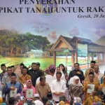 Presiden menyerahkan sebanyak 3.200 sertifikat hak atas tanah untuk rakyat yang dipusatkan di GOR Tridharma Petrokimia Gresik, Kabupaten Gresik. Dalam kegiatan itu, Gubernur Jawa Timur Khofifah Indar Parawansa ikut mendampingi Presiden. foto: ist