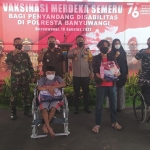 Polresta Banyuwangi menggelar Vaksinasi Merdeka Semeru bagi penyandang disabilitas. Sedikitnya, 75 orang yang berkebutuhan khusus disuntik vaksin dosis pertama di Satpas SIM Prototipe Polresta Banyuwangi, Selasa (10/8/2021). (foto: ist)