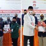  Paslon Niat dan QA saat daftar di KPU. foto: SYUHUD/ BANGSAONLINE