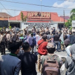 Puluhan aktivis HMI Cabang Bangkalan saat demo di kantor BPN Bangkalan, Senin (27/7/2021). foto: FAUZI/ BANGSAONLINE