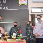 Rombongan pejabat utama Polresta Sidoarjo dipimpin Kapolresta Sidoarjo mendatangi Kodim 0816 Sidoarjo membawakan kue tar dan tumpeng. (foto: ist)