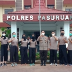 Kasat Binmas Polres Pasuruan Iptu Mastuki saat memberangkatkan 8 atlet pencak silat di halaman Mapolres Pasuruan. foto: M ANDY FACHRUDIN/ BANGSAONLINE