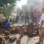 Warga membangun tembok pembatas atar desa tersebut untuk menghindari tawuran lebih parah. foto: RONY S/ BANGSAONLINE 