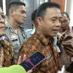 Kepala Bapenda Prov Jatim didampingi Kabid Perpajakan saat memberikan keterangan persnya kepada awak media. foto: YUDI A/ BANGSAONLINE