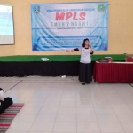 Kabid P2P Dinas Kesehatan Ngawi drg. Endah Pratiwi saat sosialisasi.