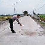 Petugas menujukkan titik lokasi kejadian.