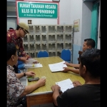 BEBAS: Juru sita dan Kepala KPP Pratama Madiun (kiri) menyampaikan surat pelepasan sandera kepada pihak Rutan Ponorogo, 28 Februari 2020. foto: ist