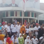 Dengan mengenakan busana adat Jawa, ratusan relawan 01 menggelar tasyakuran dan potong tumpeng di Posko Jokma, di kawasan Trunojoyo, Surabaya. foto: DIDI ROSADI/ BANGSAONLINE