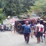 Dua truk yang terguling di Pingkuku, Pacitan.