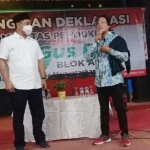 Bacabup Banyuwangi Yusuf (kiri) bersama Subari salah satu seniman di acara Gesah Bareng.