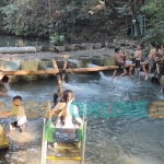 Beberapa bocah sedang bermain air di Sumber Banteng. Foto: MUJI HARJITA/ BANGSAONLINE