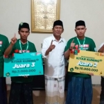 Ketua DPC PKB Bangkalan Ir. Mondir Rofii (tengah) foto bareng juara MKK Nasional Badrut Tamam (dua dari kanan) dan Kholili (dua dari kiri). foto: AHMAD FAUZI/ BANGSAONLINE