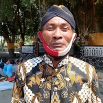 Juru Kunci Sendang Tirto Kamandanu, Mbah Gino. (foto: MUJI HARJITA/BANGSAONLINE)