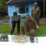 Puluhan botol miras hasil razia Satpol PP Trenggalek. 