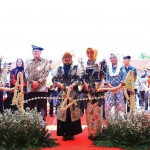Pj Gubernur Jatim saat membuka Pekan Batik Daerah Budaya Bangsa di Alun-Alun Bojonegoro.