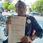 Kuasa Hukum Nur Aziz, S.H., S.I.P., M.H. saat menunjukkan salinan gugatan terhadap PT SBI dan Panitia Lelang Scrap PT SBI.  foto: GUNAWAN/ BANGSAONLINE