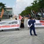 LSM Forkot Gresik ketika demo di depan proyek Perumahan Dakota City, Desa Wedani, Kecamatan Gresik. foto: ist.