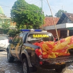 Petugas saat mengamankan balon udara di Desa Ngumpul, Kecamatan Jogoroto, Kabupaten Jombang.