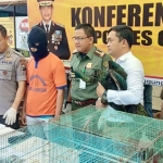 Kapolres Gresik, AKBP Kusworo Wibowo saat memimpin ekspos penangkapan pelaku penjual satwa langka. foto: SYUHUD/ BANGSAONLINE