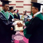 SELAMAT: Rektor Unusida Dr. H. Fatkul Anam, Msi menyerahkan penghargaan pada wisudawan terbaik saat Wisuda ke-1 Unusida, di Favehotel Sidoarjo, Minggu (28/4). foto: ist