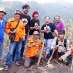 Komunitas pecinta lingkungan saat aksi tanam pohon di kawasan hutan lindung di Hutan Besowo.