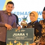 Wali Kota Kediri Abdullah Abu Bakar saat menyerahkan penghargaan kepada pemenang Gerakan Masyarakat Hidup Sehat (Germas) Award 2023. Foto: Ist. 