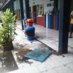 Salah satu lorong rawat inap usai kebanjiran setelah dibersihkan cleaning sercice disana. foto : nanang ichwan/HARIAN BANGSA 